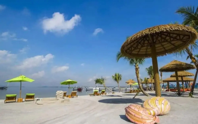 High-floor 2BR Suite, Water Views, Free Parking