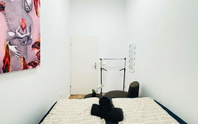 Stylish 9BR Apartment for 18 Guests