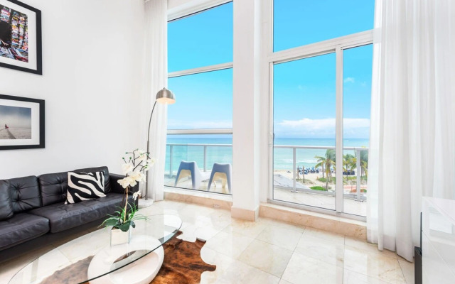 Private Residence at Castle Beach by LRMB