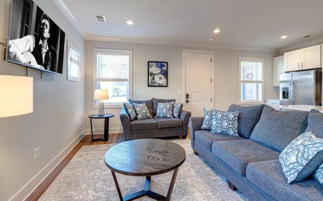 Mesmerize Melrose - Mins to Broadway - 2 Bedrooms