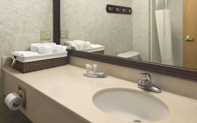 Travelodge & Suites by Wyndham Fargo/Moorhead