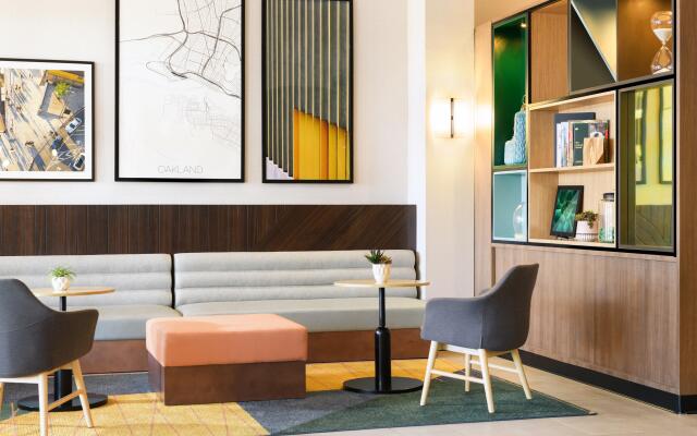 Holiday Inn & Suites Oakland Airport by IHG