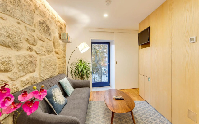 Riverside 2 Bedroom Apartment by DA'HOME