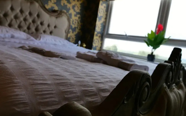 Sexy Luxurious Versace Apartment Near Sheffield