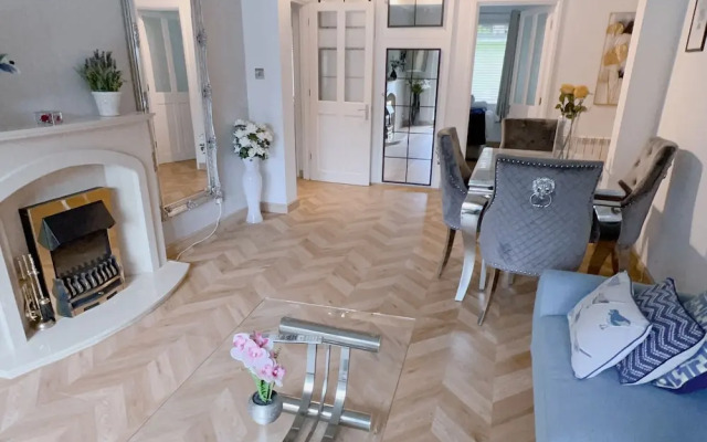 Beautiful 3 Bedroom Apartment in Bournemouth