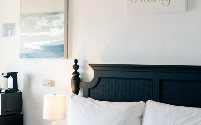 Seaside Laguna Inn & Suites