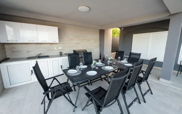Beachfront villa Mihovil w. beach access