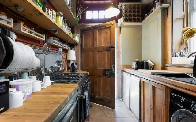Fantastically Unique House for 3 With Large Garden