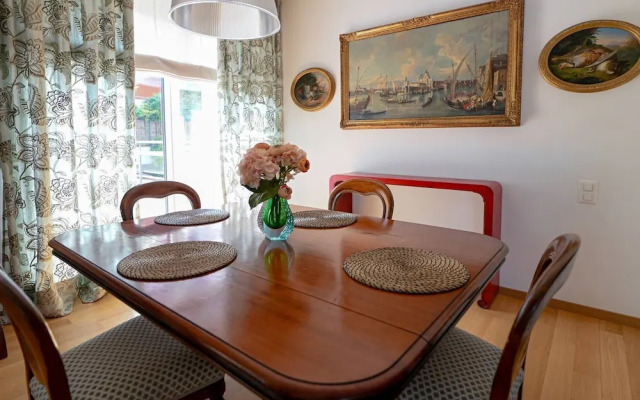 One & Only Lake View Apartment