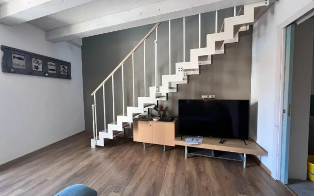 donna serena Aci Castello