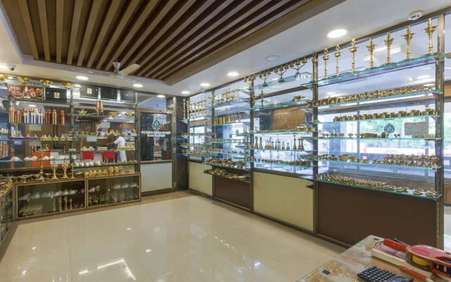 Hotel Saravana Bhavan by OYO Rooms
