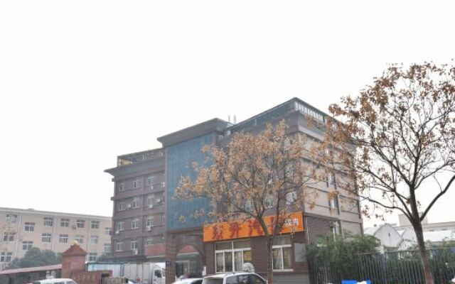 Yunshan Hotel (Henan National University Science Park Wutong Street Subway Station)