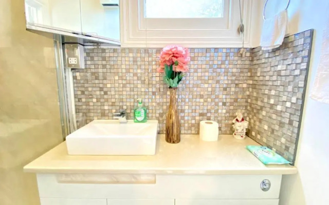 Modern and cosy studio flat