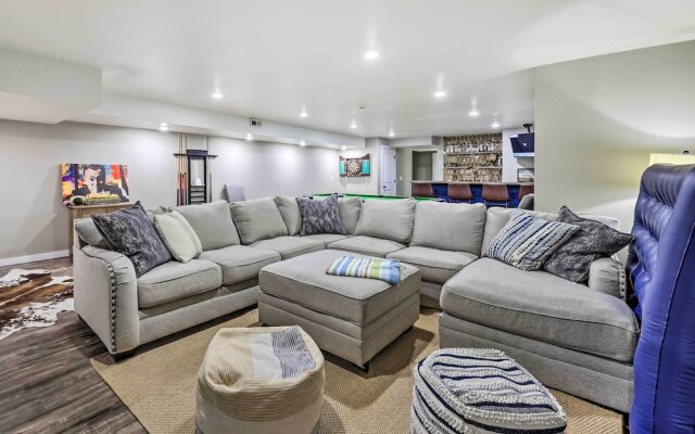 Lakefront Rogers Getaway w/ Hot Tub & Deck!