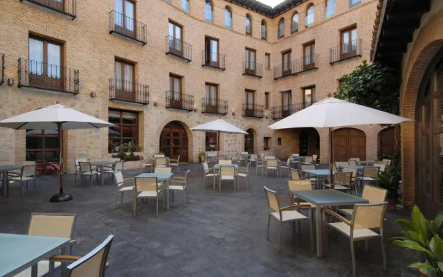 Hotel Cienbalcones
