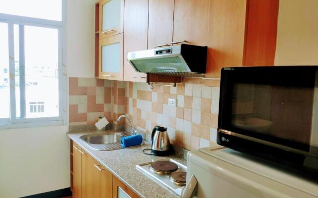 Quiet studio with king bed, kitchen and balcony