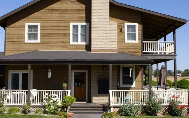 Honey Oak House at Laraneta Vineyards