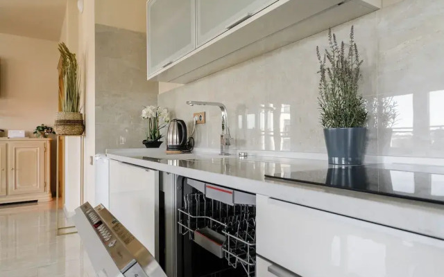 Lumina 4-room apart in Mennica Residence