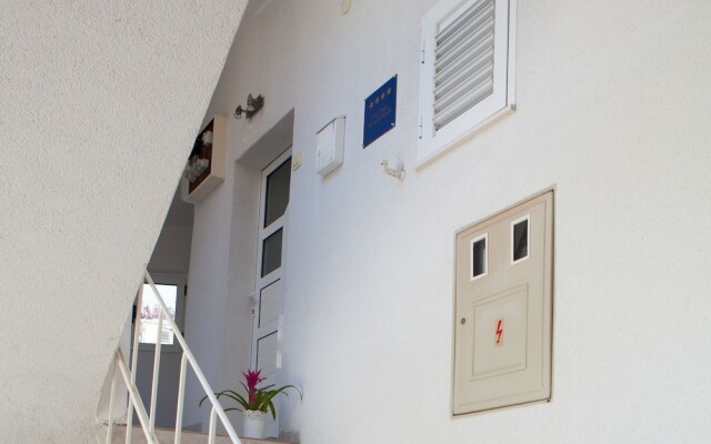 Split Summer Lounge Apartments