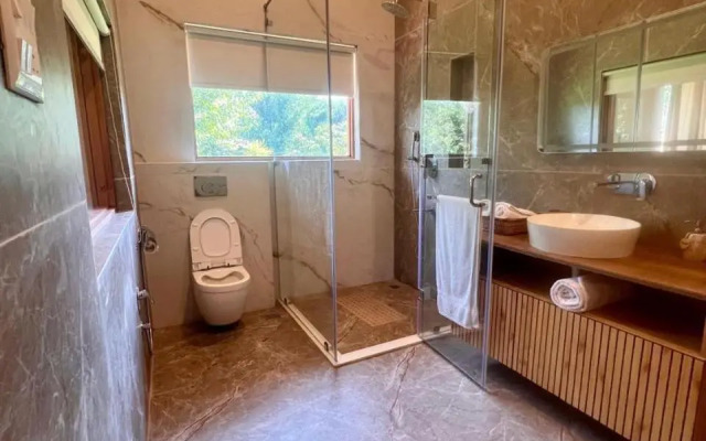 1 BR Houseboat in Nigeen Lake, Srinagar, by GuestHouser (7FFB)