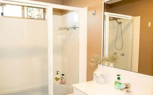 The Pandanus House - Beach styled home - sleeps up to 7 - close to beach – Bathroom – Point Lookout