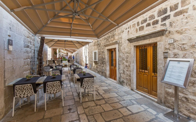 Apartments and rooms Perla
