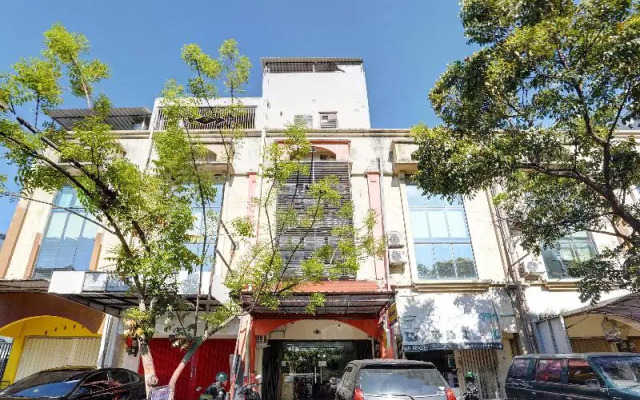 SPOT ON 90148 Gosepa Mayjend Sungkono