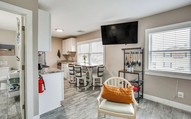 Bright Duplex Condo: Walk to Brigantine Beach!