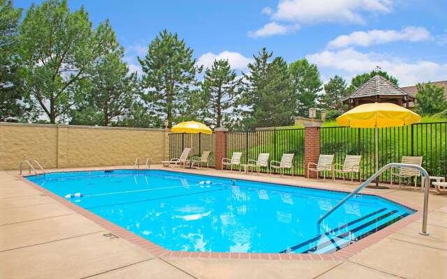 Days Inn and Suites by Wyndham St. Louis/Westport Plaza