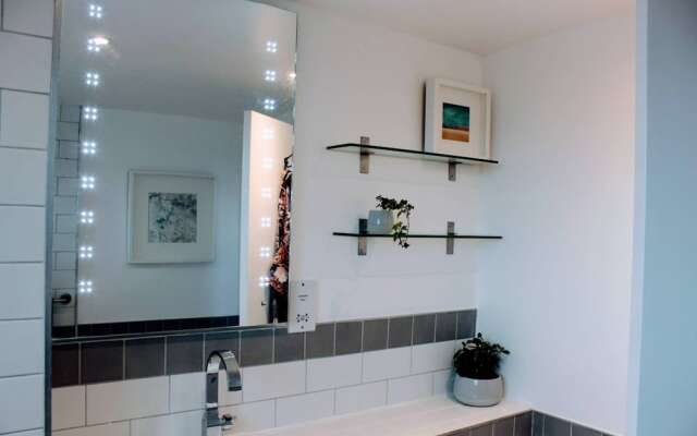 Beautiful Home With Castle Views and Garden and Parking