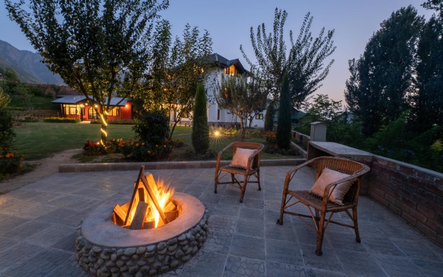 LohonoStays The White House at Zaznar
