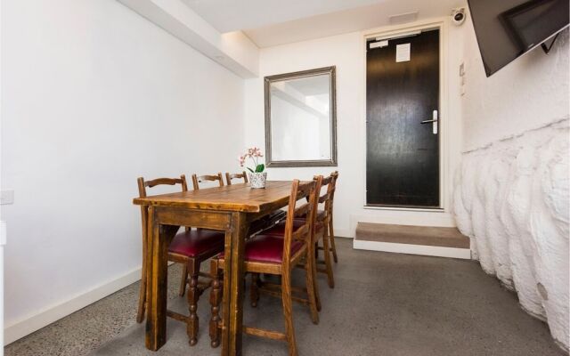 Traditional Room In Northbridge with Rooftop Terrace
