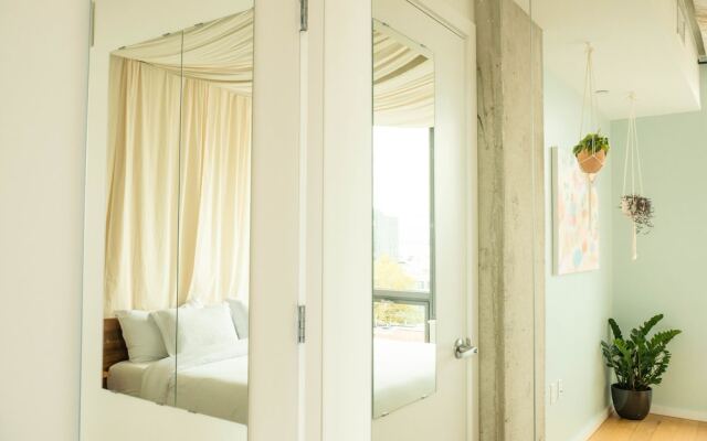 Designer, Spacious 1BD in Historic District