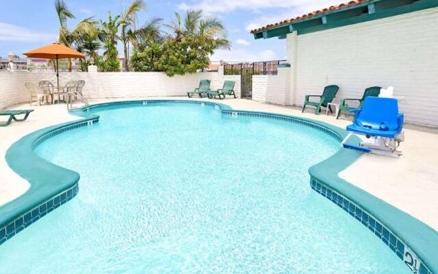 Days Inn By Wyndham Costa Mesa Newport Beach