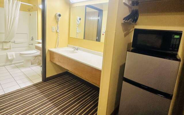 Super 8 by Wyndham Warrenton