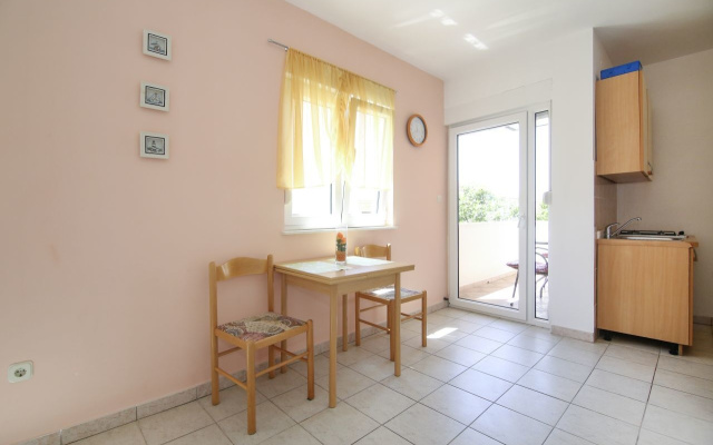 Studio apartment Tea - parking and grill, 100 m from sea SA2 Rogoznica, Riviera Sibenik