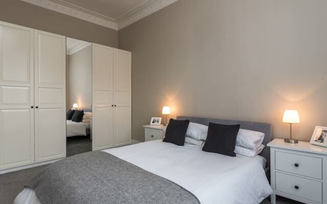 Sleek and Modern 2BR Home Near City Centre