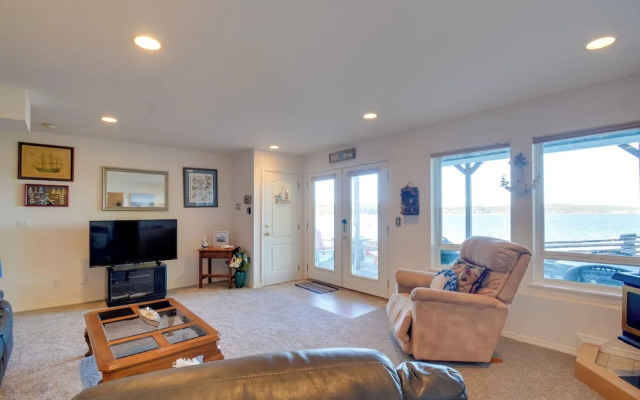 Waterfront PNW Escape w/ Deck & Beach Access!