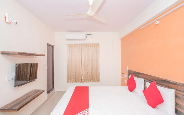 OYO 10475 PMR Hotel