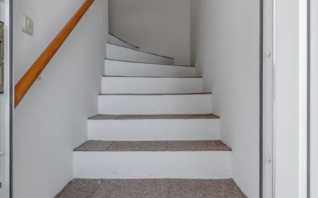 Spacious Apartment w Three Balconies and Parking
