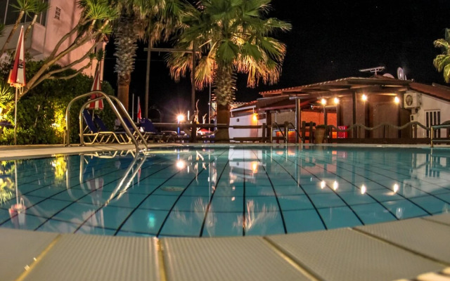 Manthos Beachfront Apts & pool