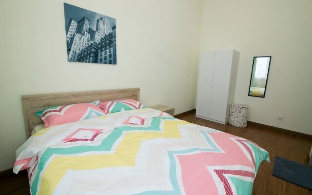 Bright & Colorful 2BR in the City Centre