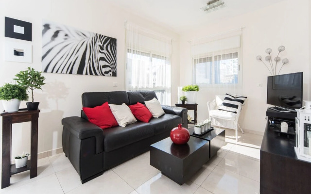 Spacious Duplex with Terrace 3-min From the Beach