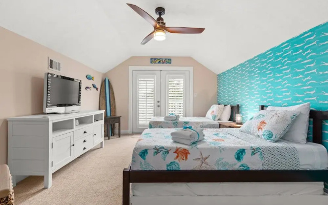 Expertly Decorated Family Home, Steps to Beach w/ a Private Heated Pool & Spa!