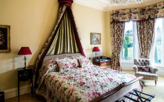 Crossbasket Castle Hotel & Restaurant