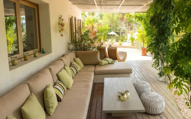 Holiday Home With Wooden-beamed Patio