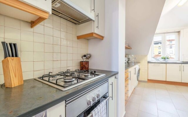 Rustic-style Apt Near Bairro Alto