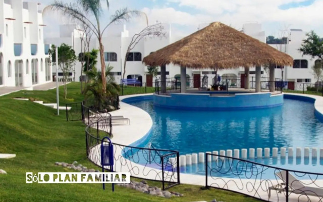 Bonita Casa en Condominio con Alberca y Acceso al Lago