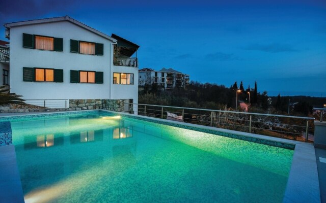 Beautiful Home in Mravince With Wifi and 2 Bedrooms