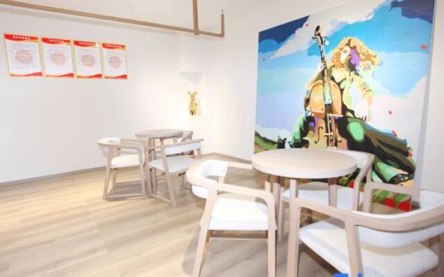 Yuncheng Tomato Hotel (Nanfeng Plaza Municipal Government Store)
